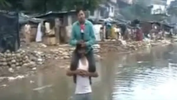 Periodista se monta en víctima de inundaciones; lo despiden