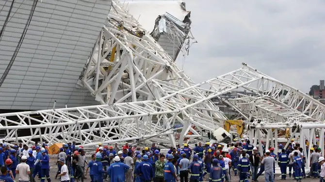 Se derrumba tribuna funeral de Mandela