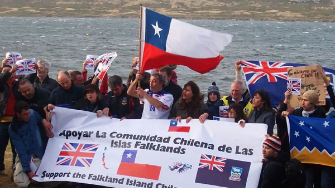 Inusual marcha de Chilenos en las Malvinas