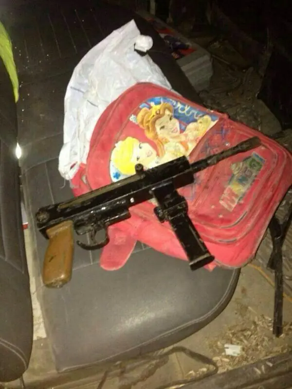 Descubren arma de fuego en una mochila de niño