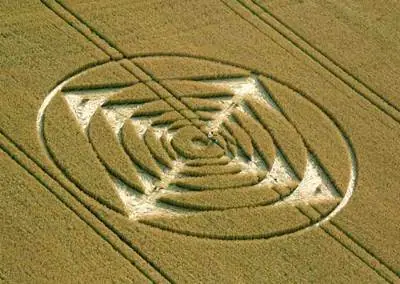 Magistral crop circle en Stonehenge con una cuadruple explos
