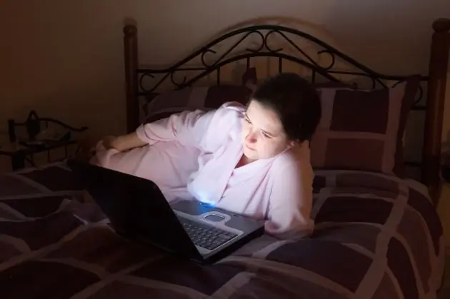 ¿Por qué es necesario dormir a oscuras?