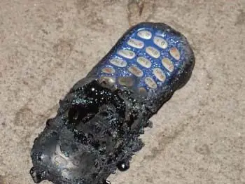 Nene puso a cargar un celular :