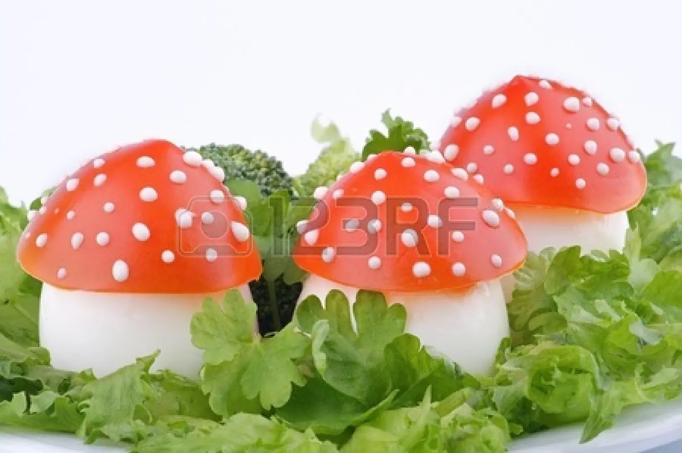 Honguitos de huevo relleno y tomate