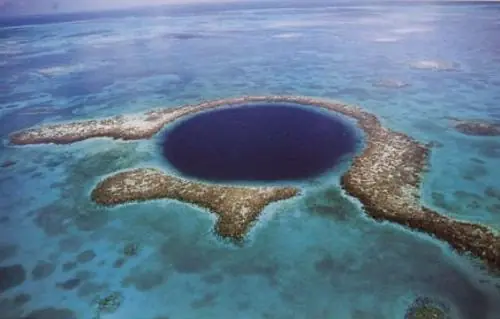 Blue hole Abismo azul en el mar