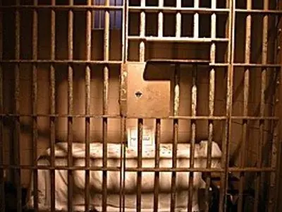 Buscan a ex funcionario por abusar de 40 nenes
