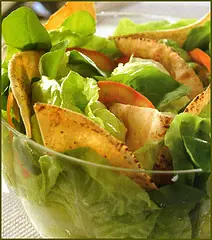 Ensalada de hojas verdes con ajo crocante
