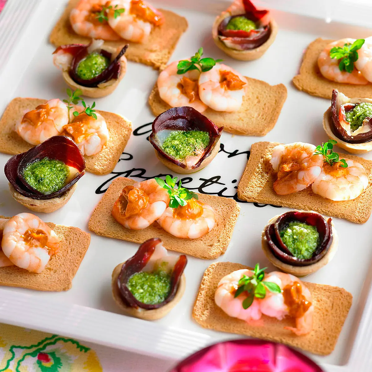 Canapés de langostinos con mayonesa de pimentón