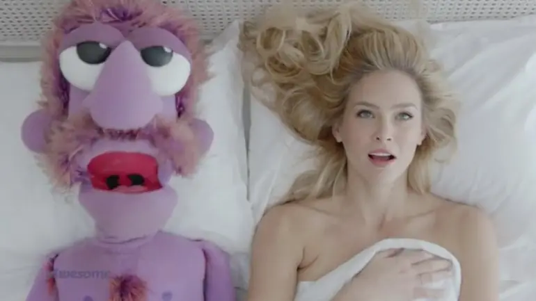 Censuran un comercial en el que una modelo tiene sexo