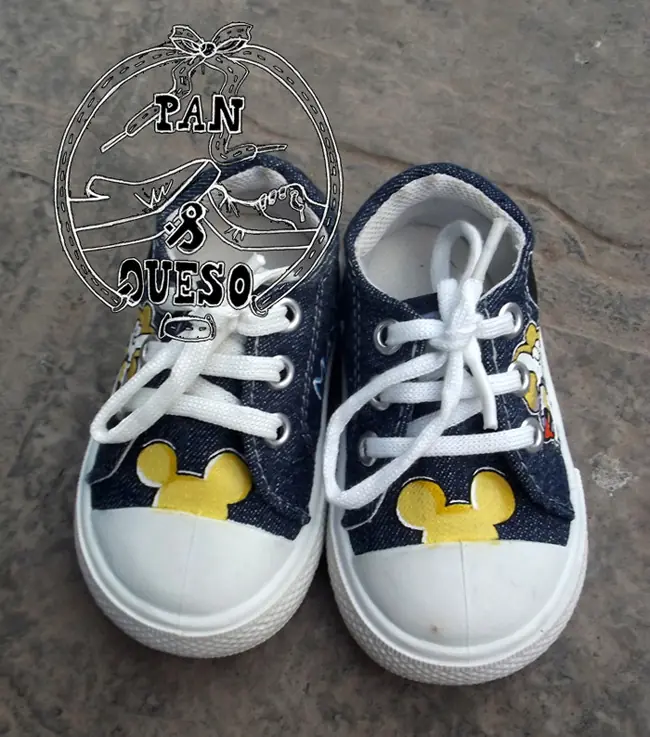 Zapatillas pintadas Mickey y Minnie