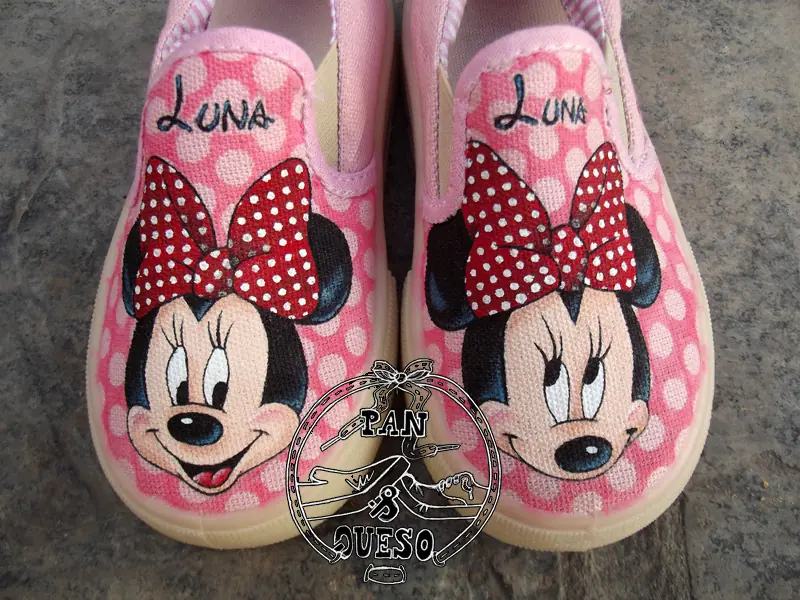 Zapatillas pintadas Mickey y Minnie