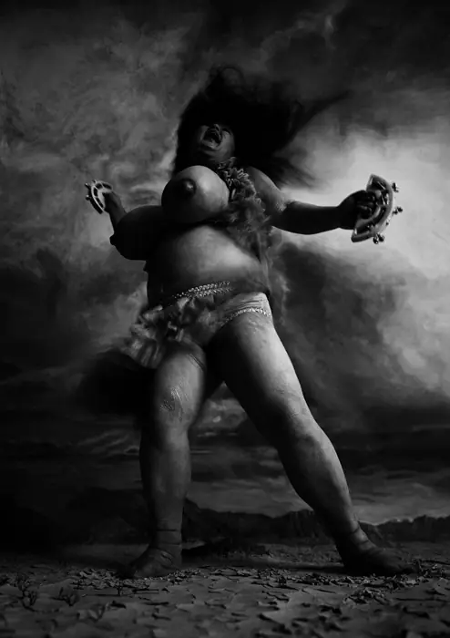 Inquietantes fotos de cuentos de hadas en blanco y negro