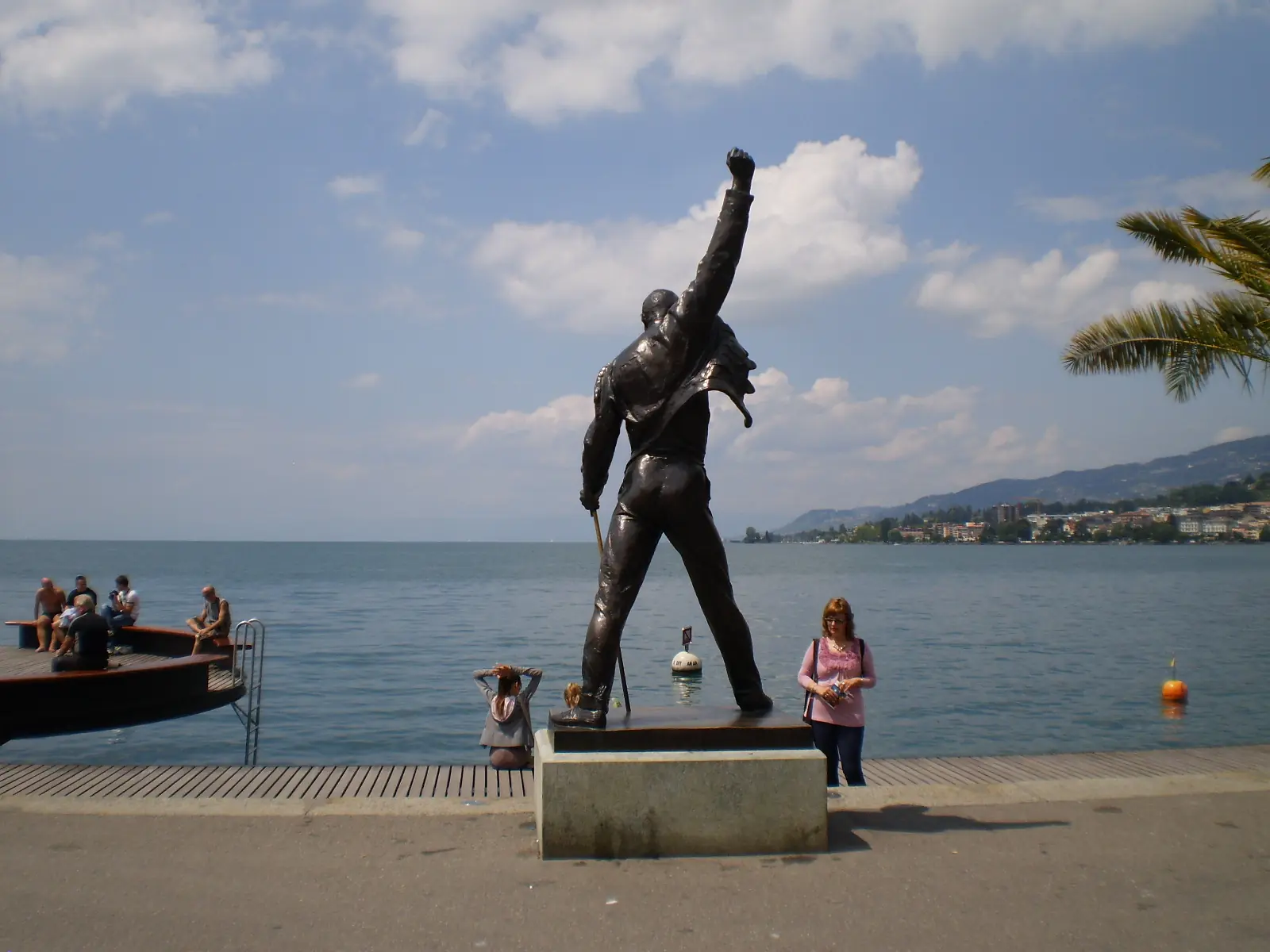 Freddie Mercury y su estatua en Suiza