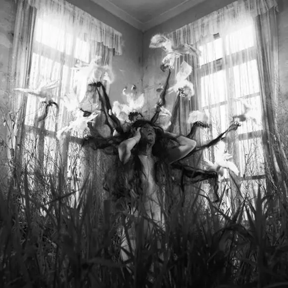 Inquietantes fotos de cuentos de hadas en blanco y negro