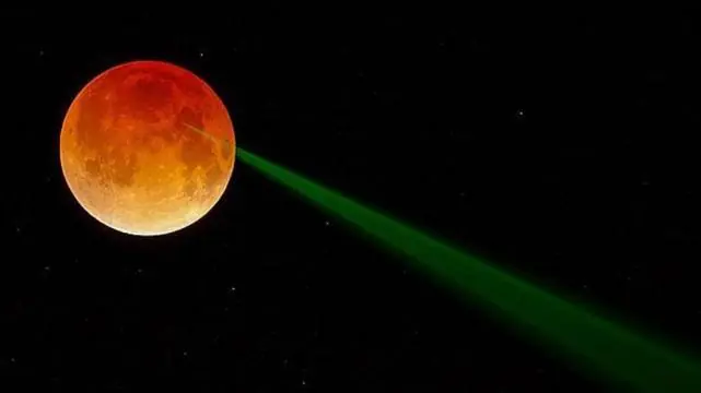 Un rayo verde desde la "Luna Roja"