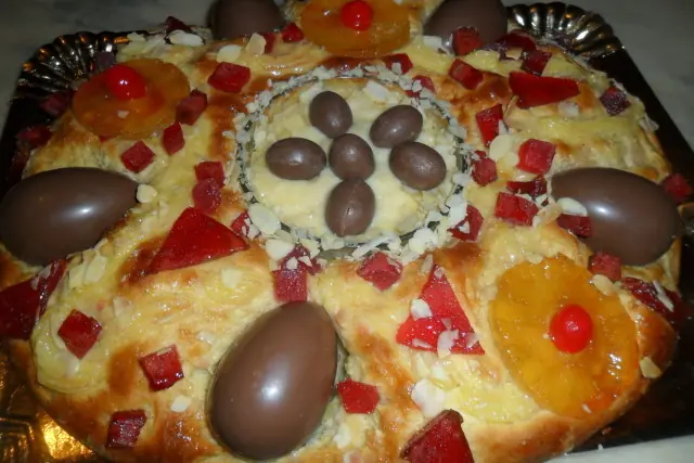 Rosca de Pascua con huevos de chocolate