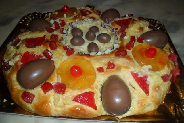 Rosca de Pascua con huevos de chocolate
