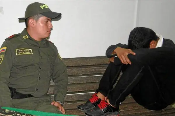 Camuflaba en una carpeta una pistola con silenciador