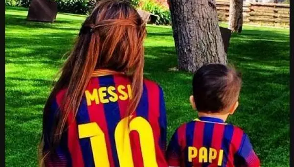 La mujer de Messi alentó con Thiago, camiseta y frase
