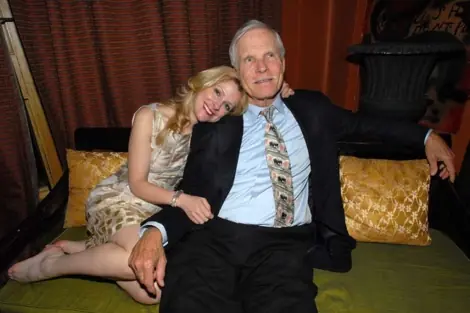 Ted Turner vive con cuatro mujeres