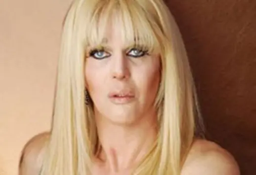 Una travesti embarazó a su amiga