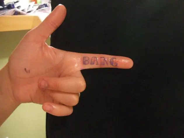 Tatuajes de palabras en los dedos