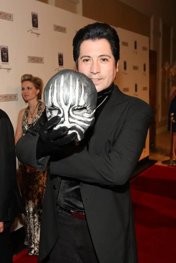 Mago enmascarado se quita la mascara