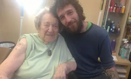 Se va de fiesta a Las Vegas con su abuela