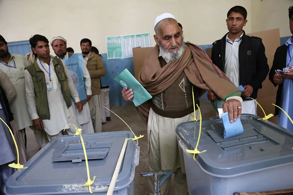 Afganos desafían a talibanes y votan