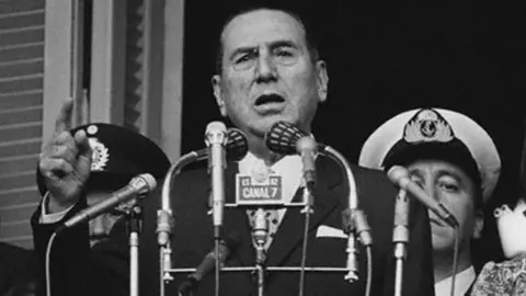 hace 40 años Perón echaba a los camporistas del movimiento