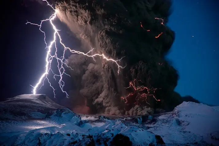 Naturaleza impresionante, rayos en erupciones volcánicas
