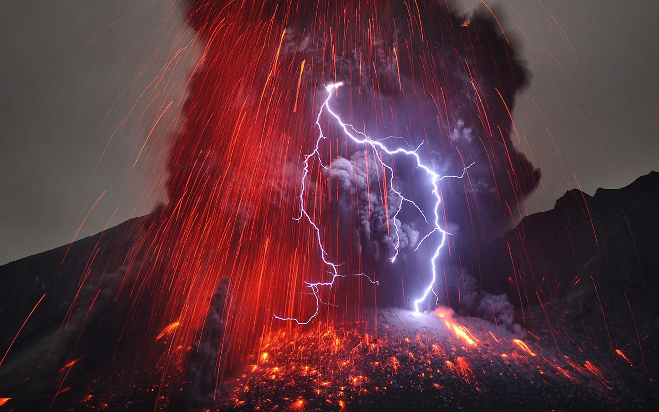 Naturaleza impresionante, rayos en erupciones volcánicas