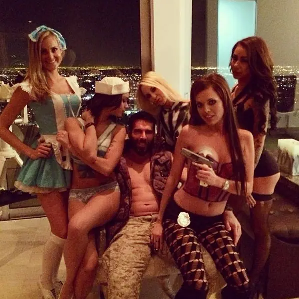 Millonario arrojó de techo a estrella porno