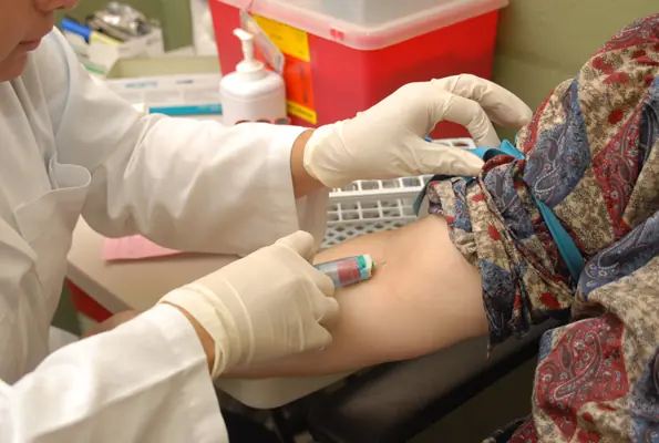 Muestra de sangre podría sustituir la biopsia para detectar