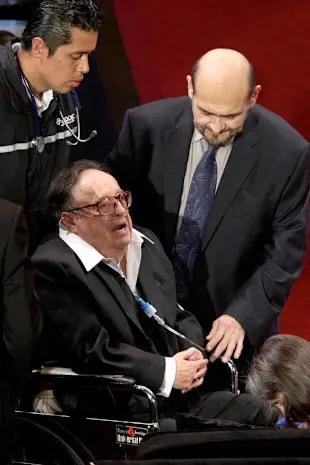 sacan a chespirito en ambulancia de su homenaje