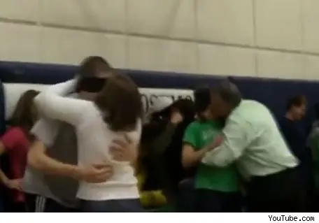 Padres e hijos se besan...(VIDEO)