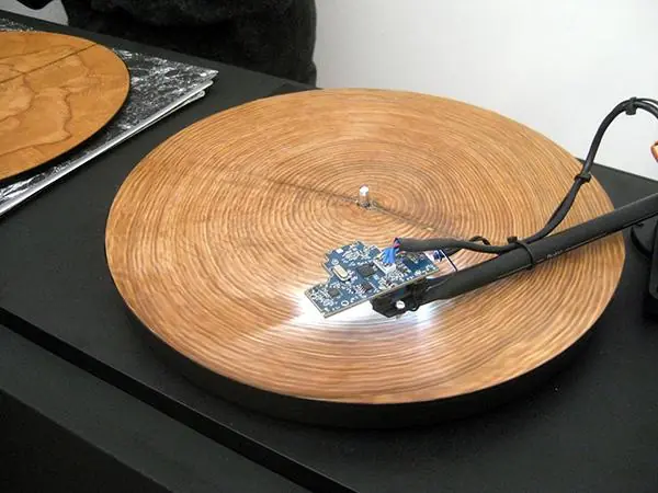 Asi suenan los arboles, con un tocadiscos