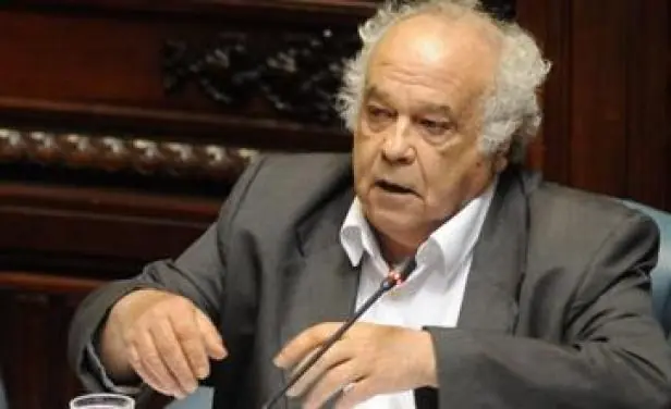 Huidobro insiste con insultos a Sarmiento