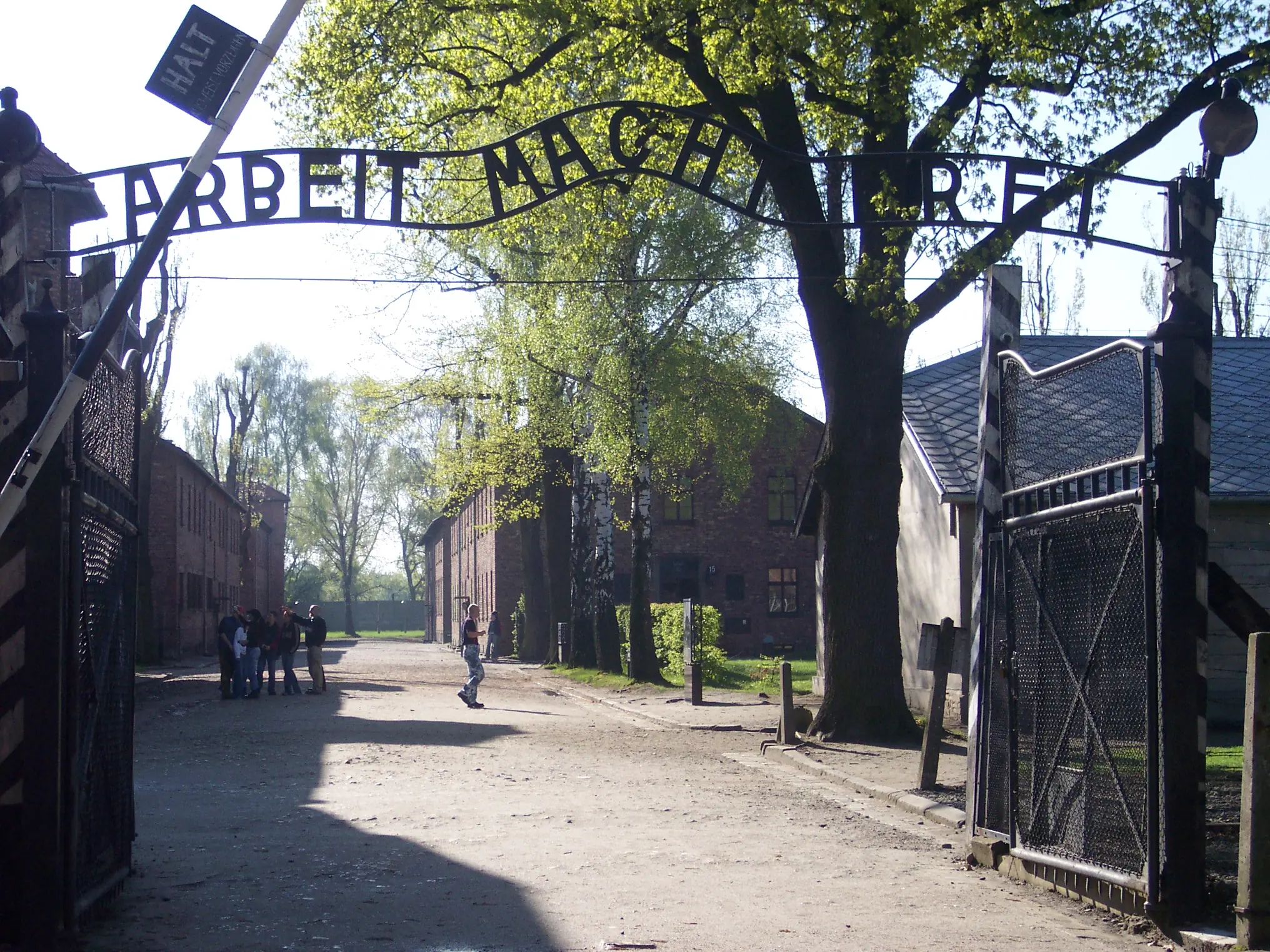 Auschwitz se cae por falta de fondos -importante-