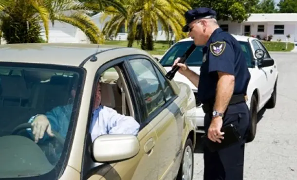 Lidiando con policias.