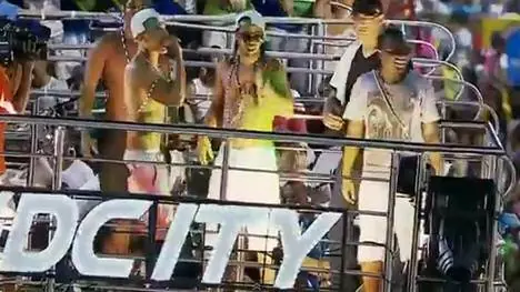 Ronaldinho se lució en el Carnaval pero terminó castigado