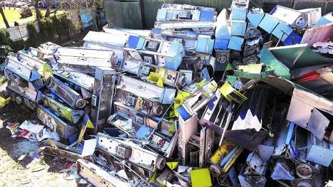 Sólo queda un teléfono público cada 28 cuadras y nadie lo