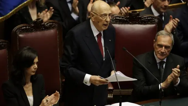 Jura Napolitano como presidente reelecto en Italia
