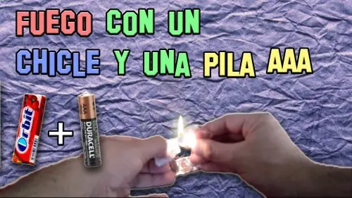 Encendedor con una pila y el envoltorio de un chicle