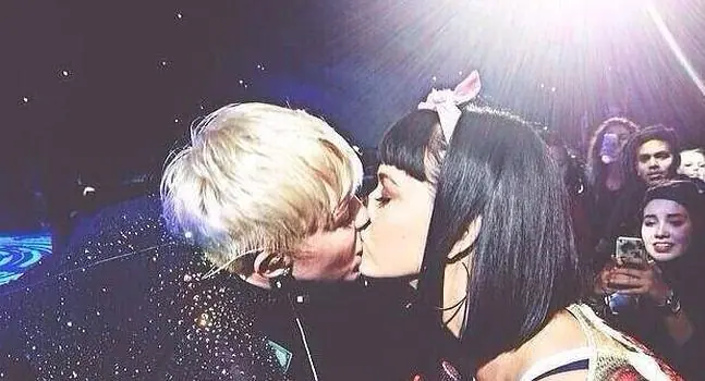 Erótico Video: Miley Cyrus besa en la boca a Katy Perry