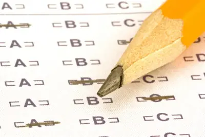 Profesor le aprueba el examén por doble sentido