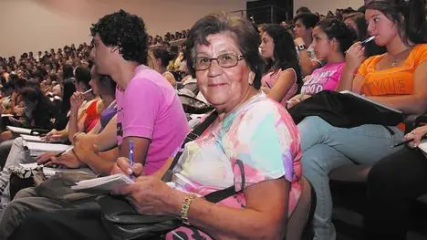 A los 76 años vivió su primer día de clases en la univers