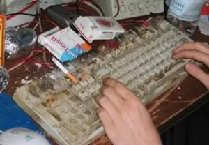 Como limpiar un teclado y que hacer si le cae un líquido