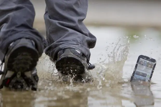 ¡Si se te callo el cel, sin querer al agua entra!