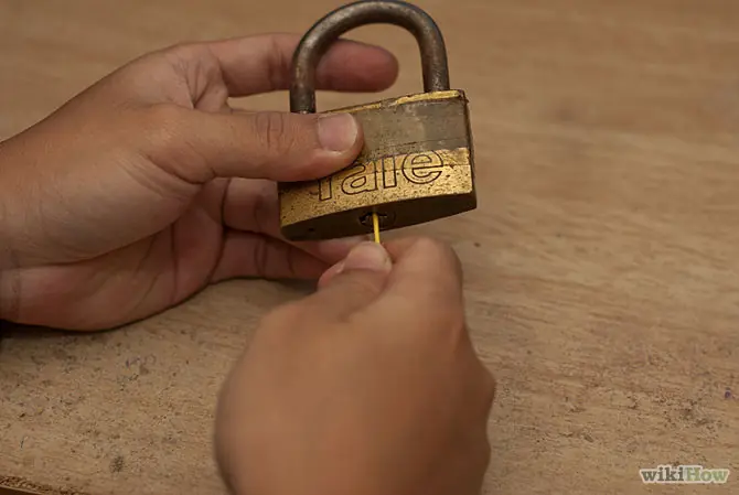 Cómo abrir una cerradura con un clip
